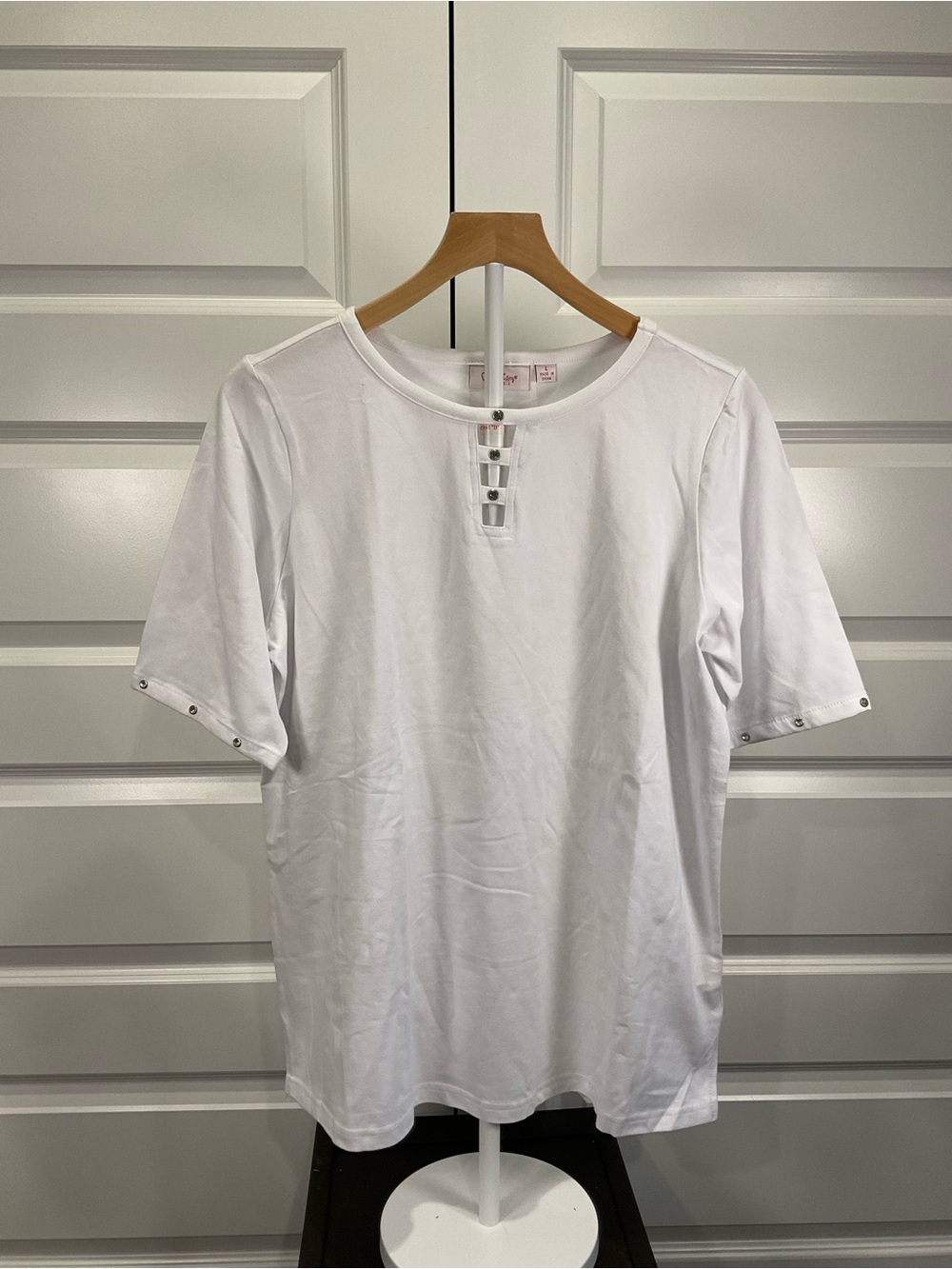 Quacker Factory White Short-Sleeve Menβs Shirt with Button Accents